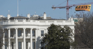 Striscione di Greenpeace di fianco alla Casa Bianca (AP, 25/01/17)