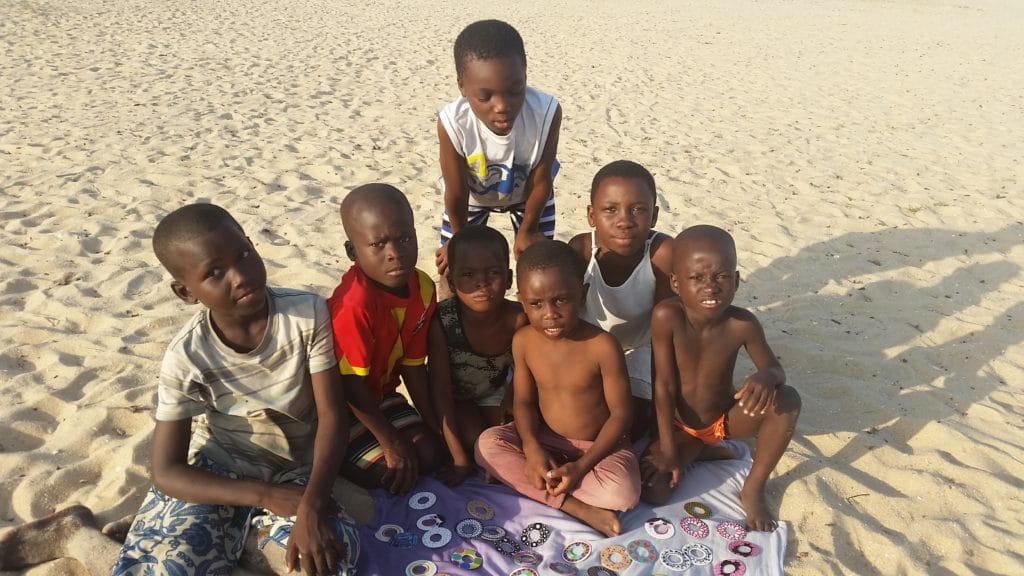 Bambini di Aflasco, Ghana, alle prese con un memory game, foto di Antonella Sinopoli
