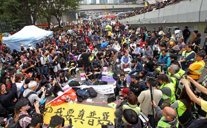Dimostranti pro-democrazia e legislatori pan-democratici tengono un sit-in nella zona di protesta dell’Admiralty, a Hong Kong, l’11 dicembre 2014. (Poon Zai Shu/Epoch Times) Dimostranti pro-democrazia e legislatori pan-democratici tengono un sit-in nella zona di protesta dell’Admiralty, a Hong Kong, l’11 dicembre 2014. (Poon Zai Shu/Epoch Times)