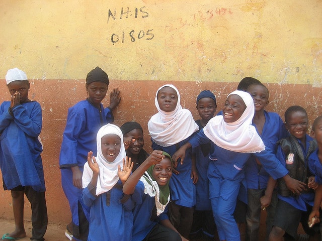 Ragazzi in blu, studenti di religione musulmana in una scuola ad Accra, Ghana. Di Jose Moya, su Flickr in licenza CC.