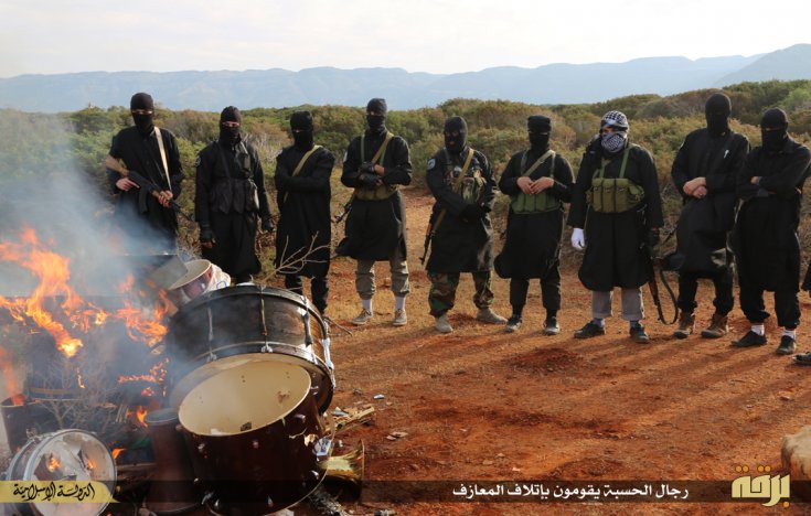 Miliziani ISIS bruciano strumenti musicali, probabilmente su territorio libico, da International Business Times con licenza di riutilizzo.