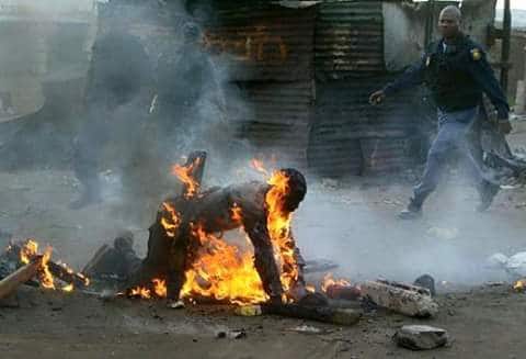 Scontri xenofobi a Johannesburg, la vittima era un immigrato mozambicano, maggio 2008. STRINGER/AFP/Getty Images