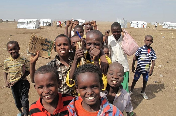 A group of school children at the Kakuma Refugee Camp in Kenya. (Katie Allan/JRS su licenza CC)