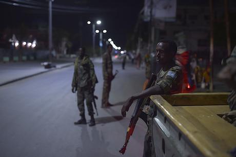Pattuglie di controllo a Mogadiscio contro gli attacchi di al-Shabaab. Foto Flickr/AMISOM/Tobin Jones di pubblico dominio.