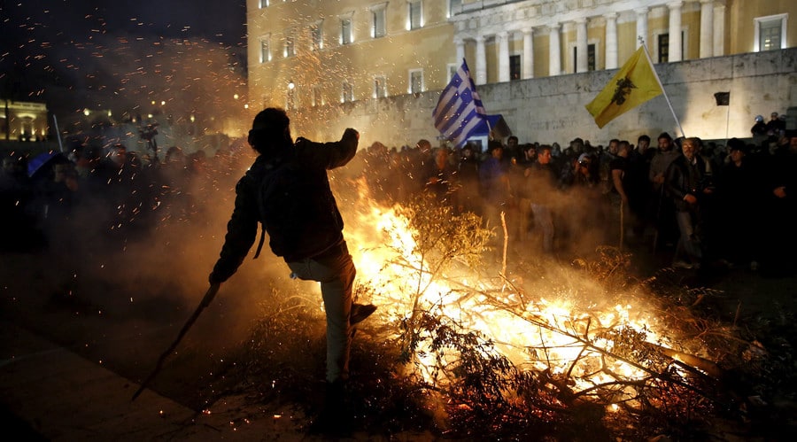 Proteste degli agricoltori greci contro l'annunciata ultima riforma delle pensioni davanti al Parlamento, Atene, 12 febbraio 2016. © Yannis Behrakis / Reuters