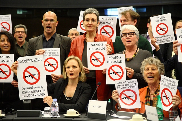 Un gruppo di parlamentari protesta contro il rifornimento di armi al governo di Assad, nonostante l'embargo europeo. Aprile 2012
