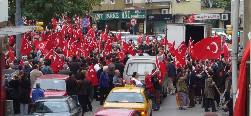 Manifestazione contro il PKK a Istanbul, 2007. Da Wikipedia su licenza CC BY-SA 3.0