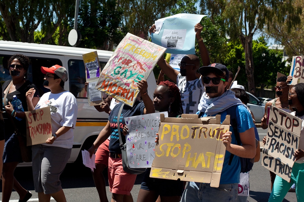 Durante il Cape Town Pride del 2014 un gruppo di persone manifesta in sostegno dei gay nigeriani. Fonte: WikiCommons
