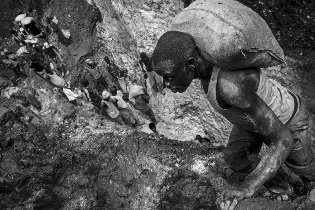 Minatori al lavoro presso la miniera di coltan di Luwowo.