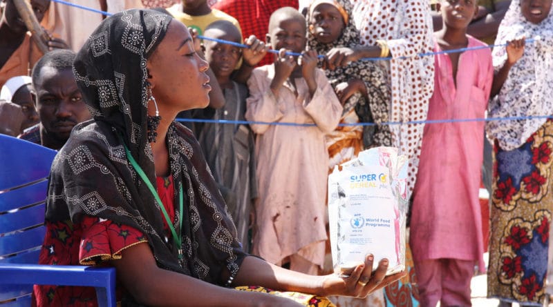 Dimostrazione culinaria durante la distribuzione di generi alimentari del Programma alimentare mondiale in un campo di rifugiati a Bosso, Nigeria. Wikimedia/ECHO/Anouk Delafortrie. Alcuni diritti riservati
