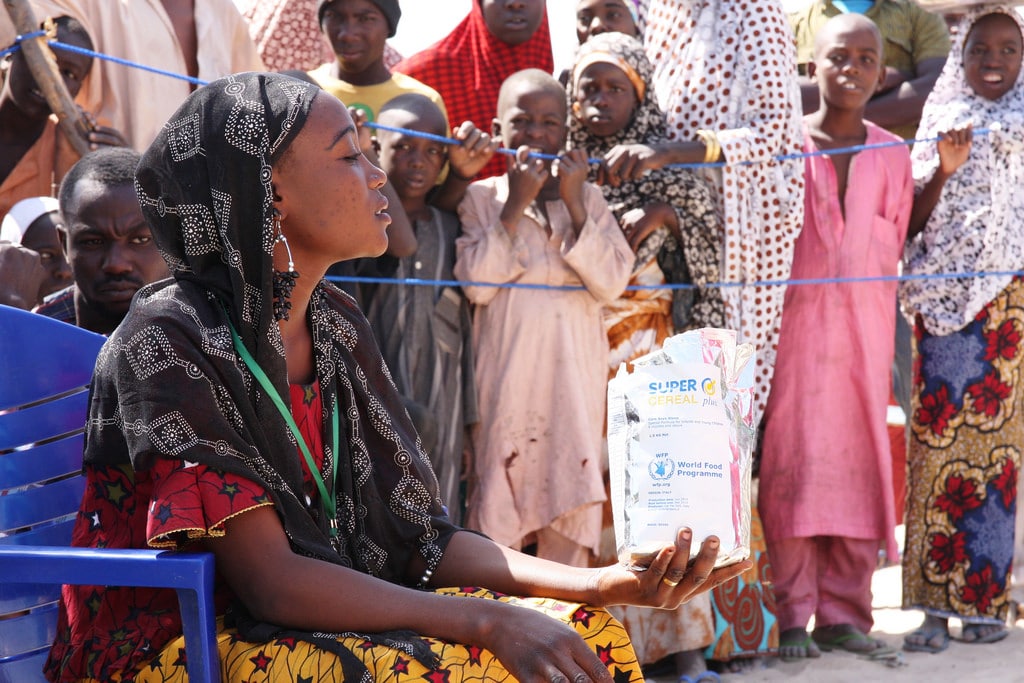 Dimostrazione culinaria durante la distribuzione di generi alimentari del Programma alimentare mondiale in un campo di rifugiati a Bosso, Nigeria. Wikimedia/ECHO/Anouk Delafortrie. Alcuni diritti riservati