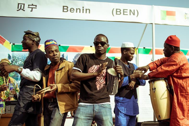 Una band di giovani provenienti dal Benin durante l'annuale festival culturale all'Università di Wuhan, 17 novembre 2012. Foto ripresa da Flickr, Tauno Tõhk / 陶诺. Alcuni diritti riservati.