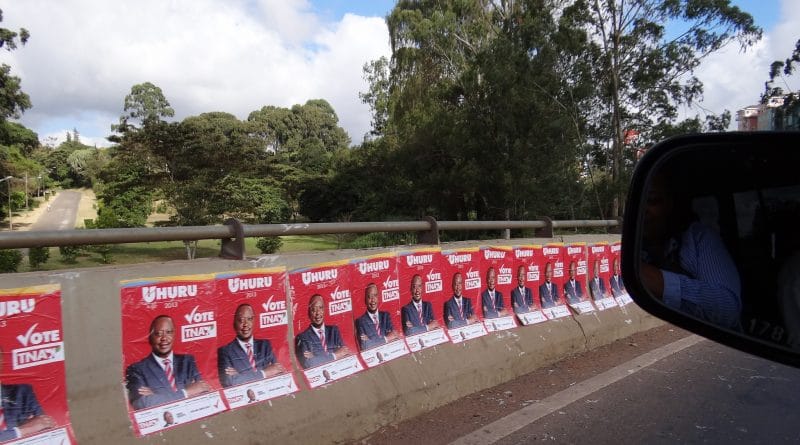 Manifesti elettorali di Uhuru Kenyatta a Nairobi. Foto dell'utente Flickr Heinrich-Böll-Stiftung. Licenza CC.