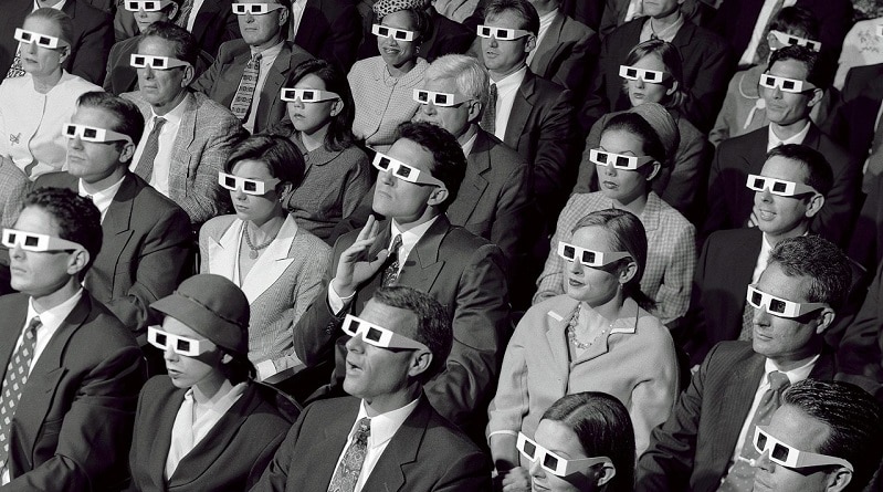 Pubblico con occhiali 3D – Foto su licenza cc/Google Images