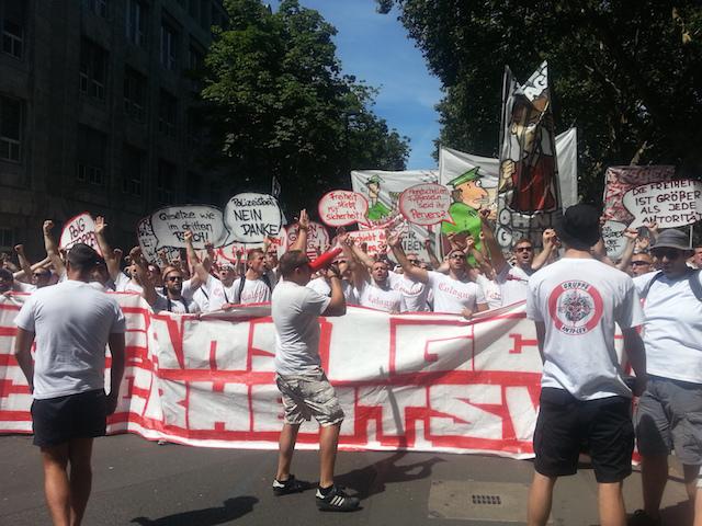 Tifosi del FC Colonia assieme a sindacalisti, attivisti e antifascisti, avvocati e ambientalisti alla manifestazione #noPAG di Düsseldorf. Immagine dell'autrice
