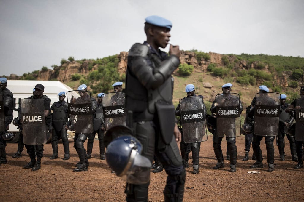 I membri di un'Unità di Polizia Costituita (FPU) senegalese del MINUSMA mentre partecipano alla formazione per il mantenimento e il ripristino dell'ordine pubblico presso l'Accademia di polizia a Bamako. Immagine ripresa da Flickr/UN Mission in Mali in licenza CC. Alcuni diritti riservati.