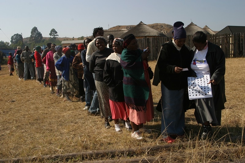 Gli elettori in fila per esprimere il voto nel collegio elettorale di Motstane. Swaziland, 1 ottobre 2008. Immagine ripresa da <a href="https://www.flickr.com/photos/ipsnews/8027196369/in/photolist-f4dTKu-7J8ehH-51Hci3-7K1eQf-XhnzbL-NQRoqo-7b9Hcw-7b5TqD-4pZn3k-7b9HX1-dektPp-5AXSon-8x2jNr-8NvvWy-VCmH86-F6FUQ3-GrdQyb" target="_blank" rel="noopener">Flickr/News Agency</a> in licenza CC.