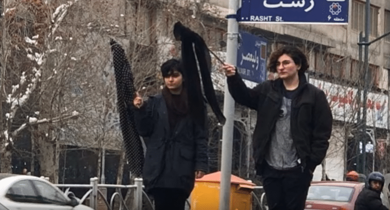 Protesta di donne iraniane contro il velo obbligatorio. Da Video CBC News