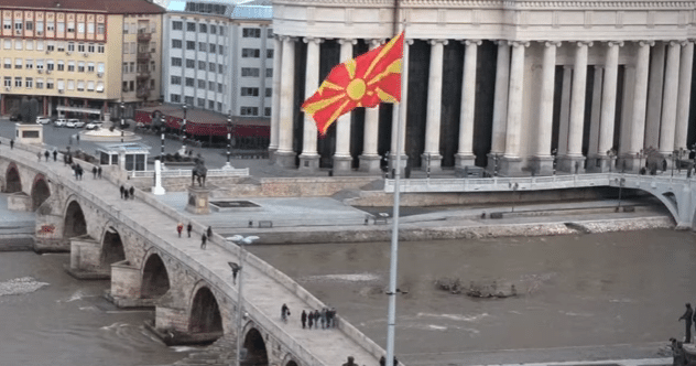 Bandiera macedone con simbolo Sole Virginia modificato - Foto da Video euronews