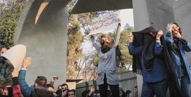Momento di protesta in Iran - Foto da video HBO TV