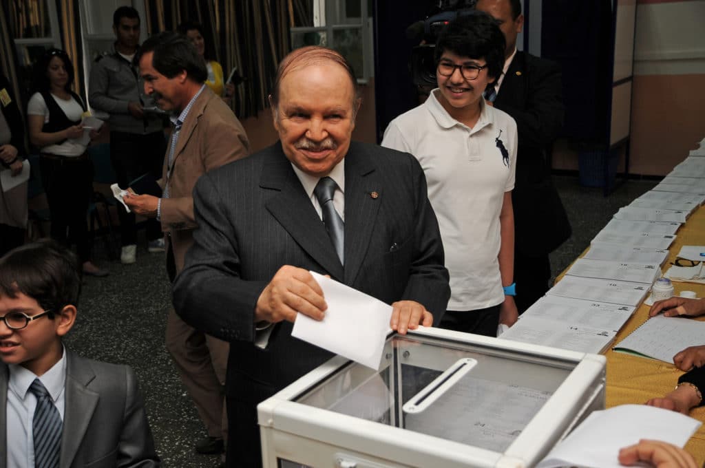 Il presidente Bouteflika si complimenta per la grande affluenza alle urne in uno dei suoi tanti mandati. Immagine ripresa da Flickr/Magharebia in licenza cc. Alcuni diritti sono riservati. 