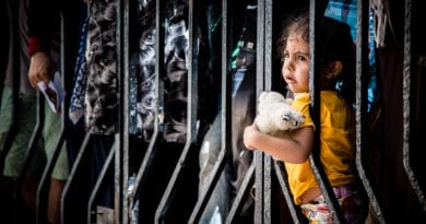 Bambini migranti tenuti in gabbia. Storie di “occidentale” follia Bambini migranti tenuti in gabbia. Storie di “occidentale” follia