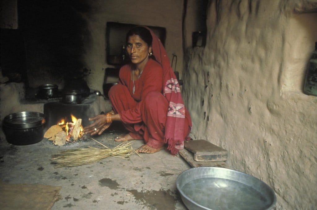 Una donna cucina in casa. India. Fotografia: Curt Carnemark / World Bank
