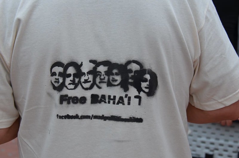 Stencil "Free Baha'i", foto di Steve Rhodes su Flickr in licenza CC