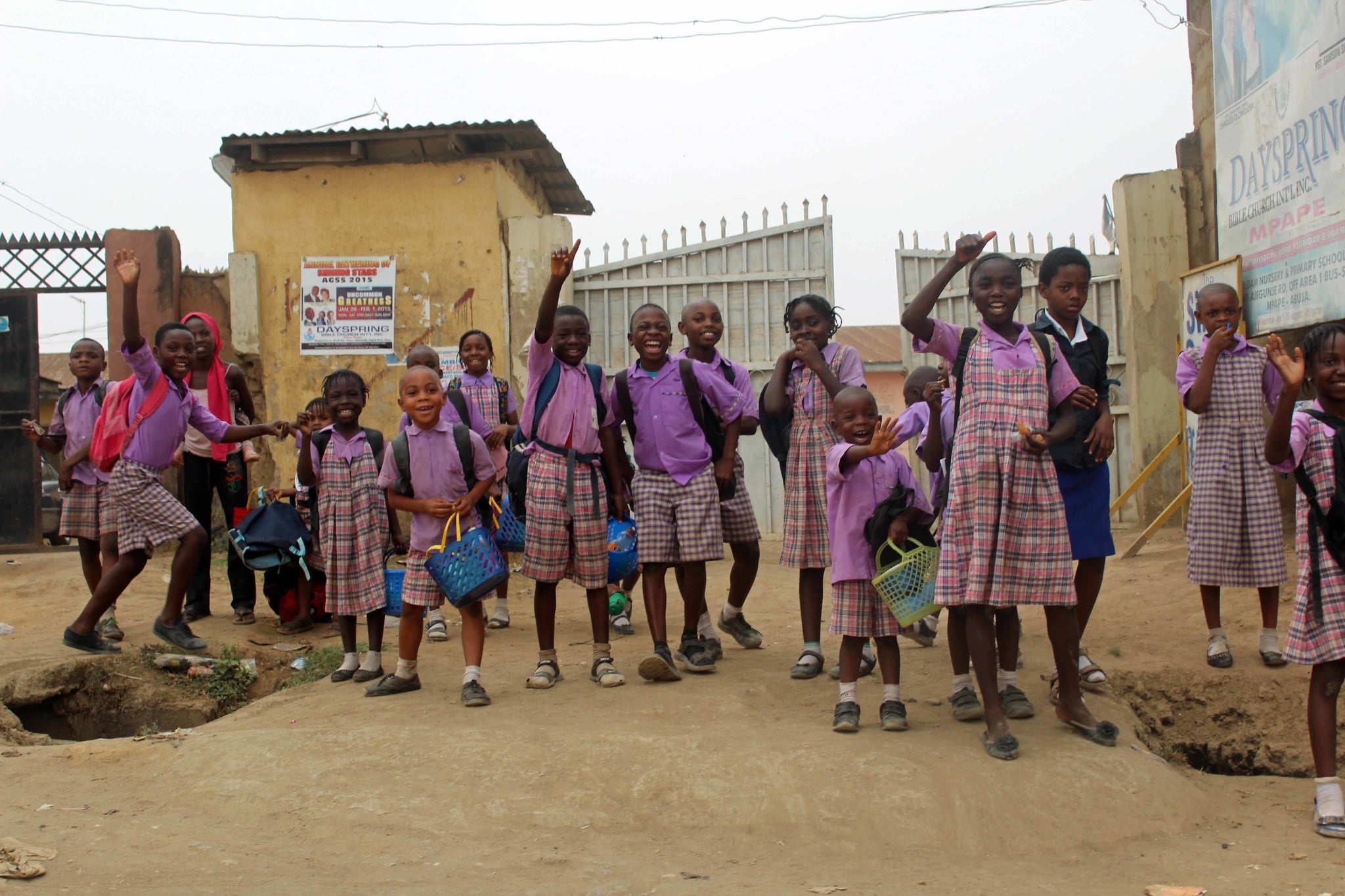Bambini che escono da scuola ad Abuja in Nigeria. Juju Films/Flickr in licenza CC