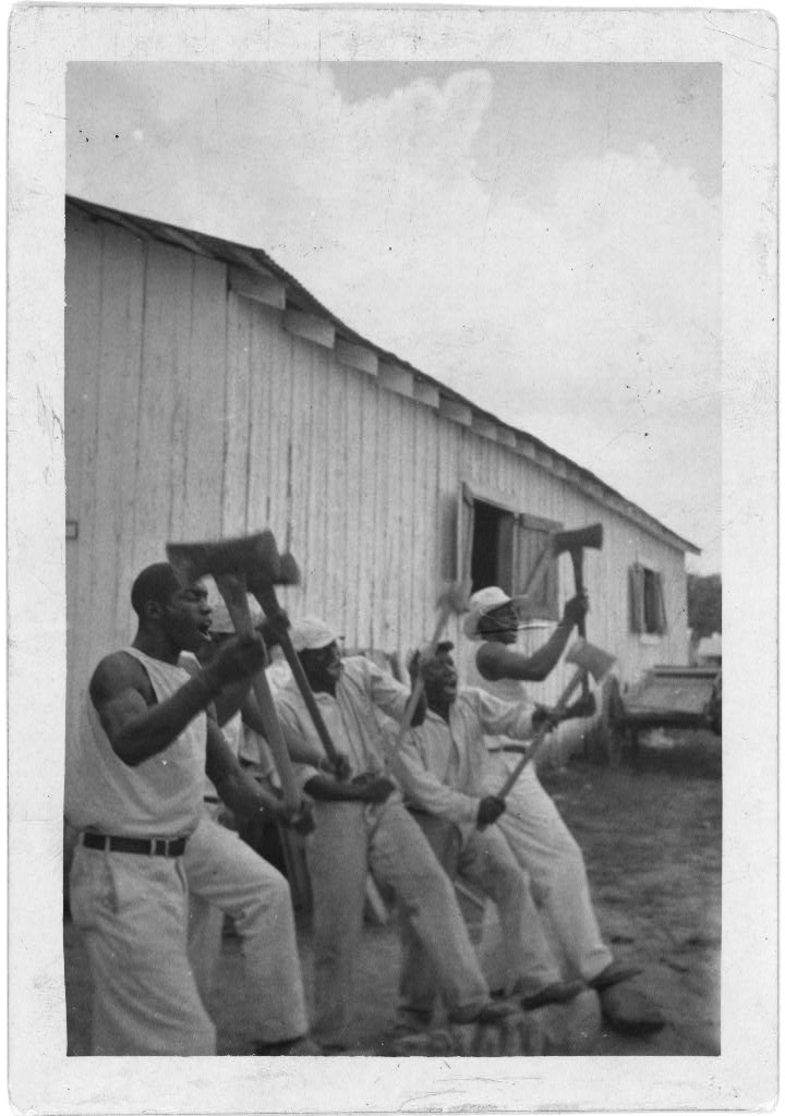 "Lightnin'" Washington, un carcerato afroamericano, canta insieme al suo gruppo nella falegnameria alla fattoria statale di Darrington, Texas | Libreria del Congresso, su licenza libera.