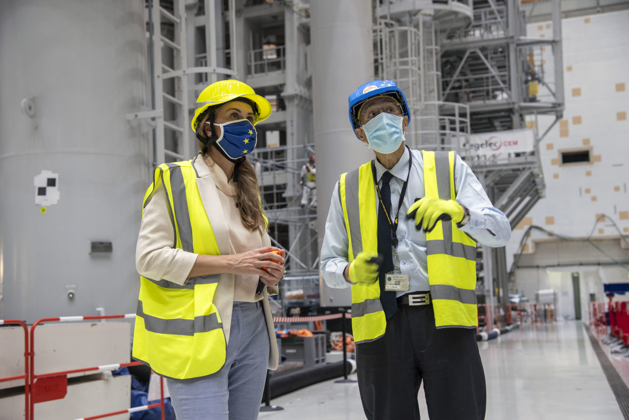 Kadri Simson, la Commissaria europea per l'energia insieme al Direttore generale dell'organizzazione ITER mentre visitano lo stabilimento. Flickr/Fusion for Energy in licenza CC