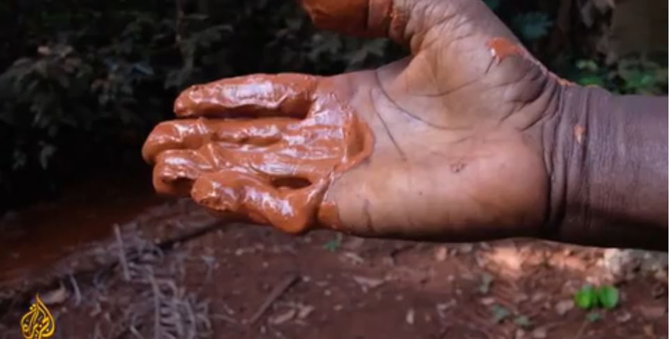 Fango rosso, residui pericolosi depositati sul terreno in Guinea - Foto da video Al Jazeera