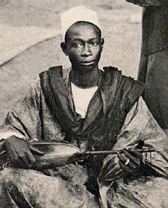 Griot africana a Dakar, Senegal. Foto del 1910. Wikimedia commons