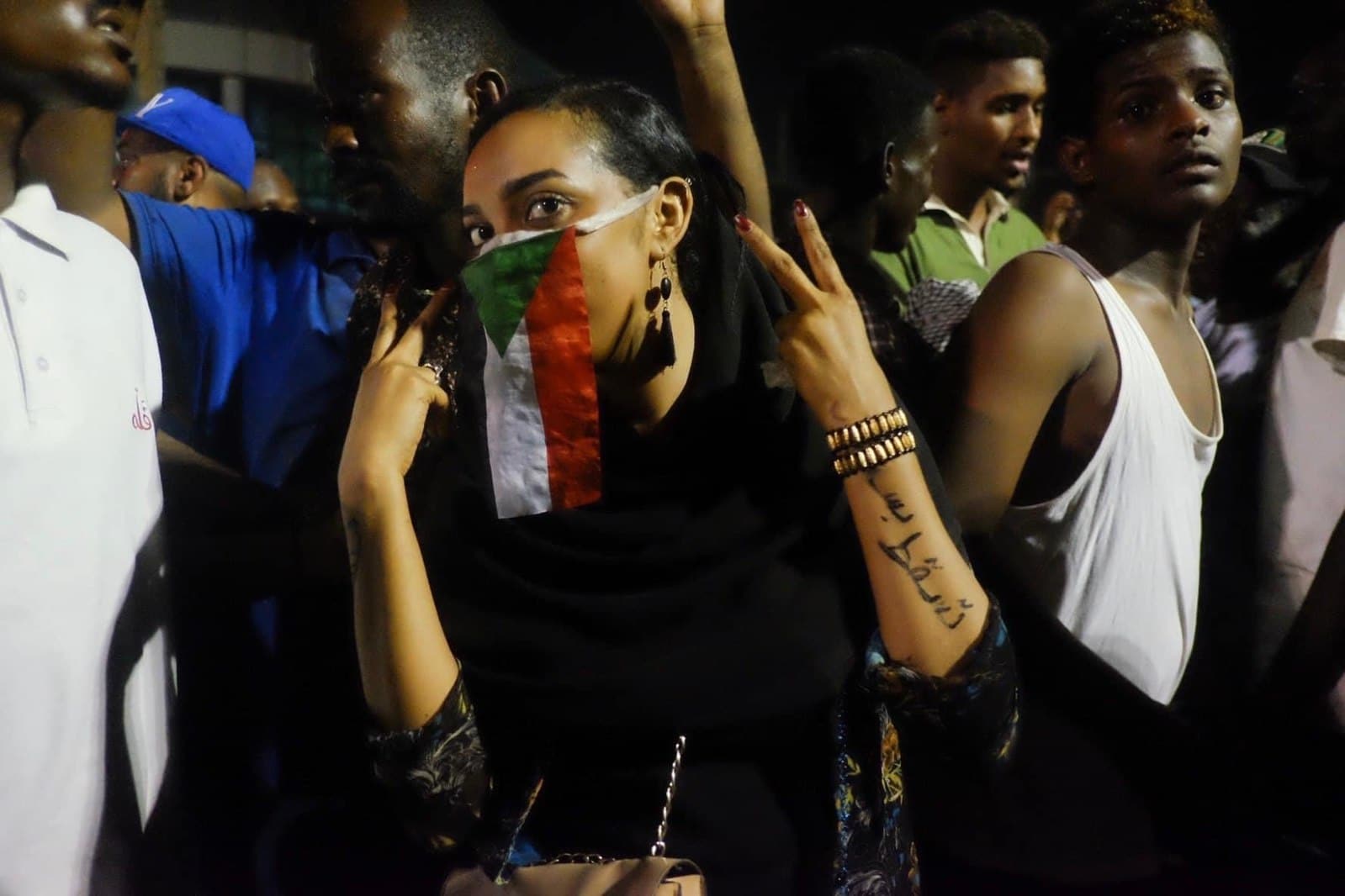 Giovane donna durante una manifestazione a Khartoum, Sudan
