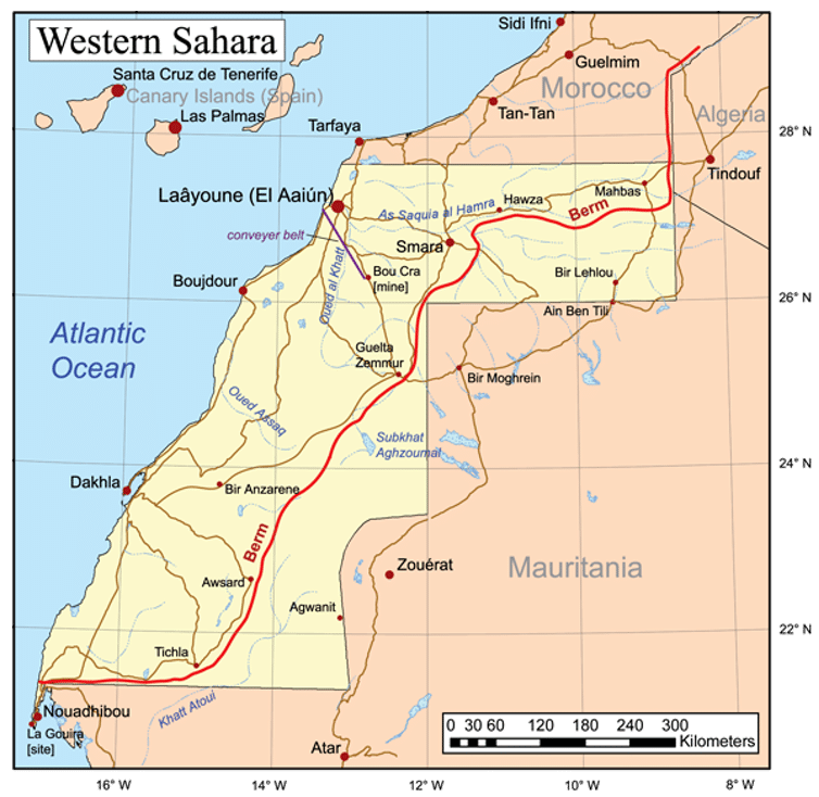 Il Sahara occidentale ha circa la stessa superficie del Regno Unito, con l'1% della popolazione. I territori a Est della linea rossa sono controllati dal Polisario, quelli a Ovest dal Marocco. Il Governo in esilio si trova a Tindouf, nel Sud-Est dell'Algeria. Da Wikipedia con licenza CC BY-SA