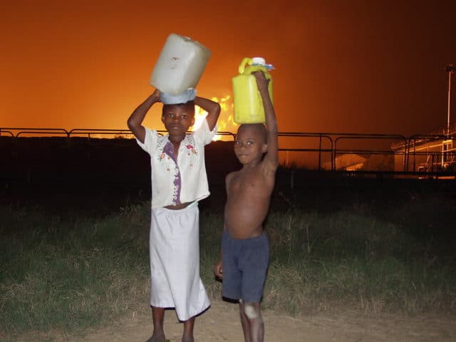 Bambini di fronte ad un'esplosione di gas sul Delta del Niger