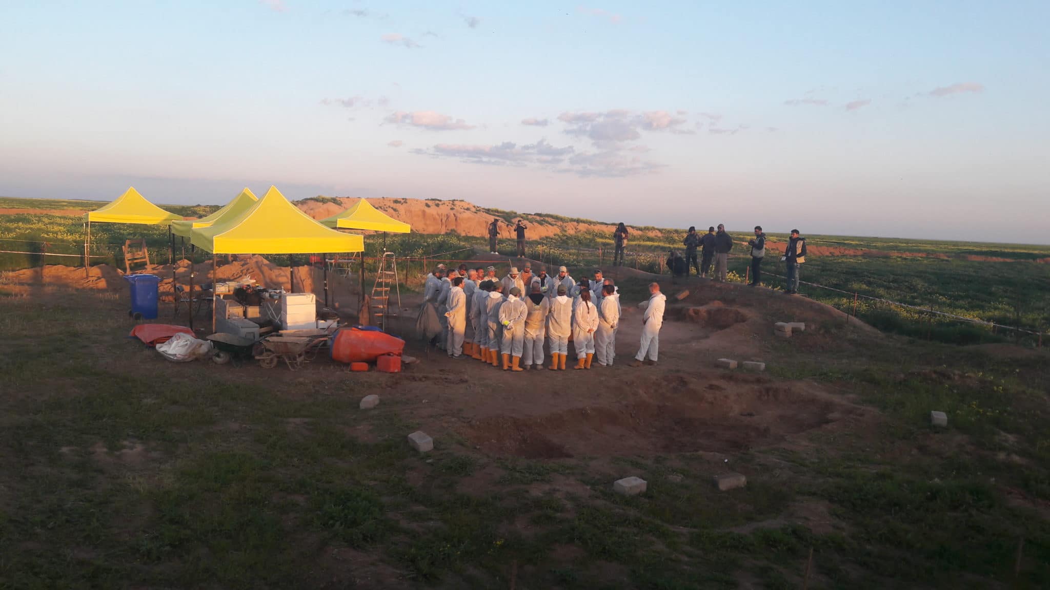 Team di medicina legale scava presso la fossa comune di Kojo, 2019