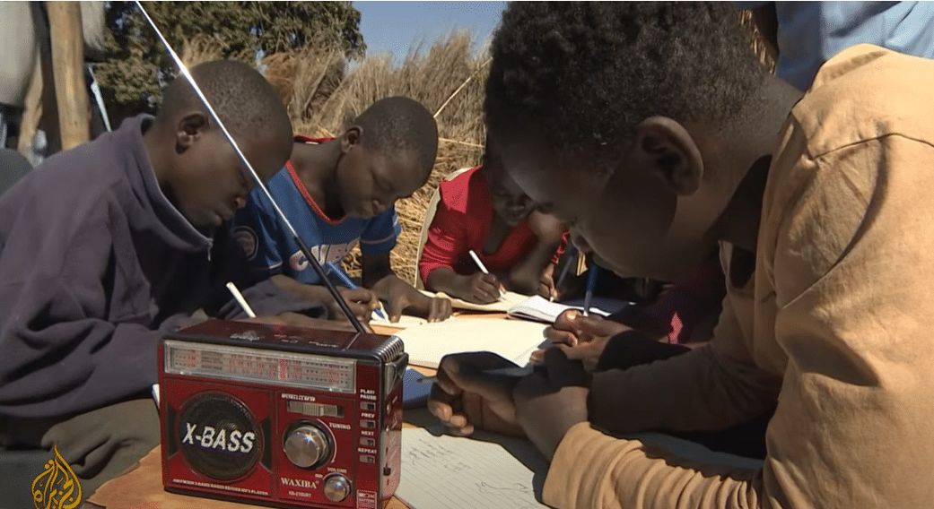 Studenti in Zimbabwe seguono le lezioni via radio durante la chiusura delle scuole
