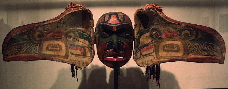 Maschera africana. Immagine ripresa da Flickr/Chad Carbone in licenza CC