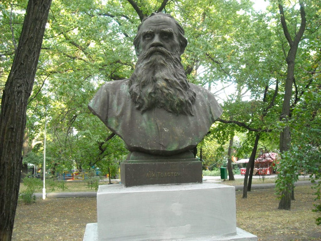 Busto di Lev Tolstoj a Mariupol, Ucraina