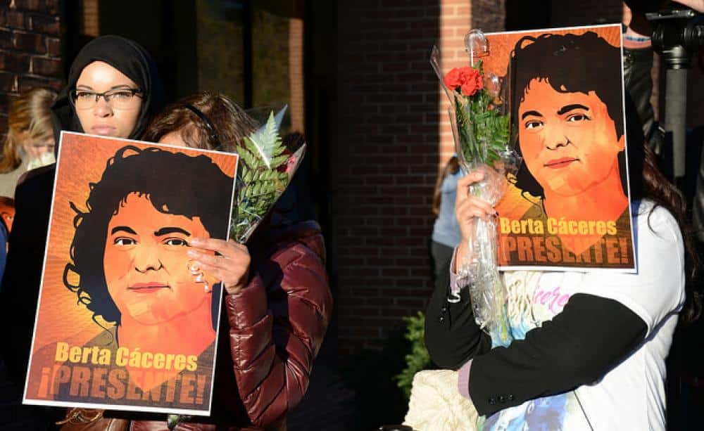 Una veglia per Berta Cáceres, ambientalista e attivista honduregna uccisa nel 2016. Foto dell'utente Flickr Daniel Cima su licenza Creative Commons