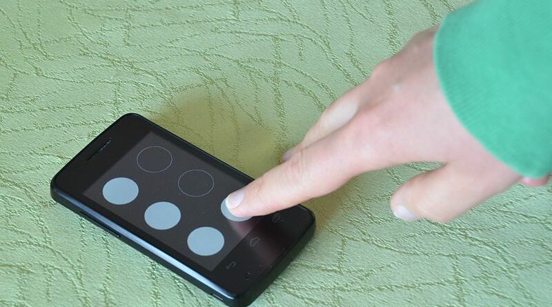 VBReader è un'applicazione per smartphone utilizzata dalle persone per esercitarsi a leggere in Braille utilizzando le vibrazioni per rappresentare i punti in rilievo. Da Wikimedia Commons