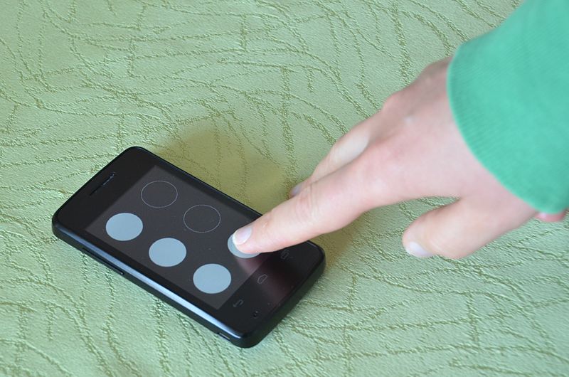 VBReader è un'applicazione per smartphone utilizzata dalle persone per esercitarsi a leggere in Braille utilizzando le vibrazioni per rappresentare i punti in rilievo. Da Wikimedia Commons