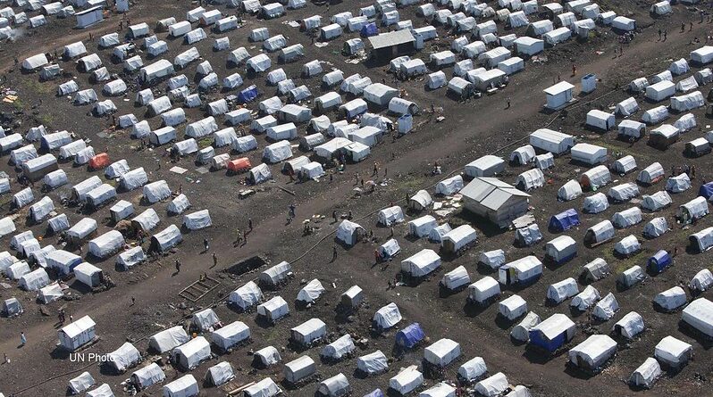 Un campo per i rifugiati che scappano dagli attacchi dei ribelli dell'M23. Immagine ripresa da Flickr/United Nations Photo in licenza CC