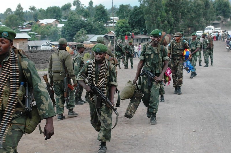 Le Forze Armate Nazionali congolesi (FARDC) rafforzano le loro posizioni intorno a Goma dopo i combattimenti contro il gruppo dell'M23 nella città di Mutaho. Immagine ripresa da Flickr/MONUSCO Photos in licenza CC