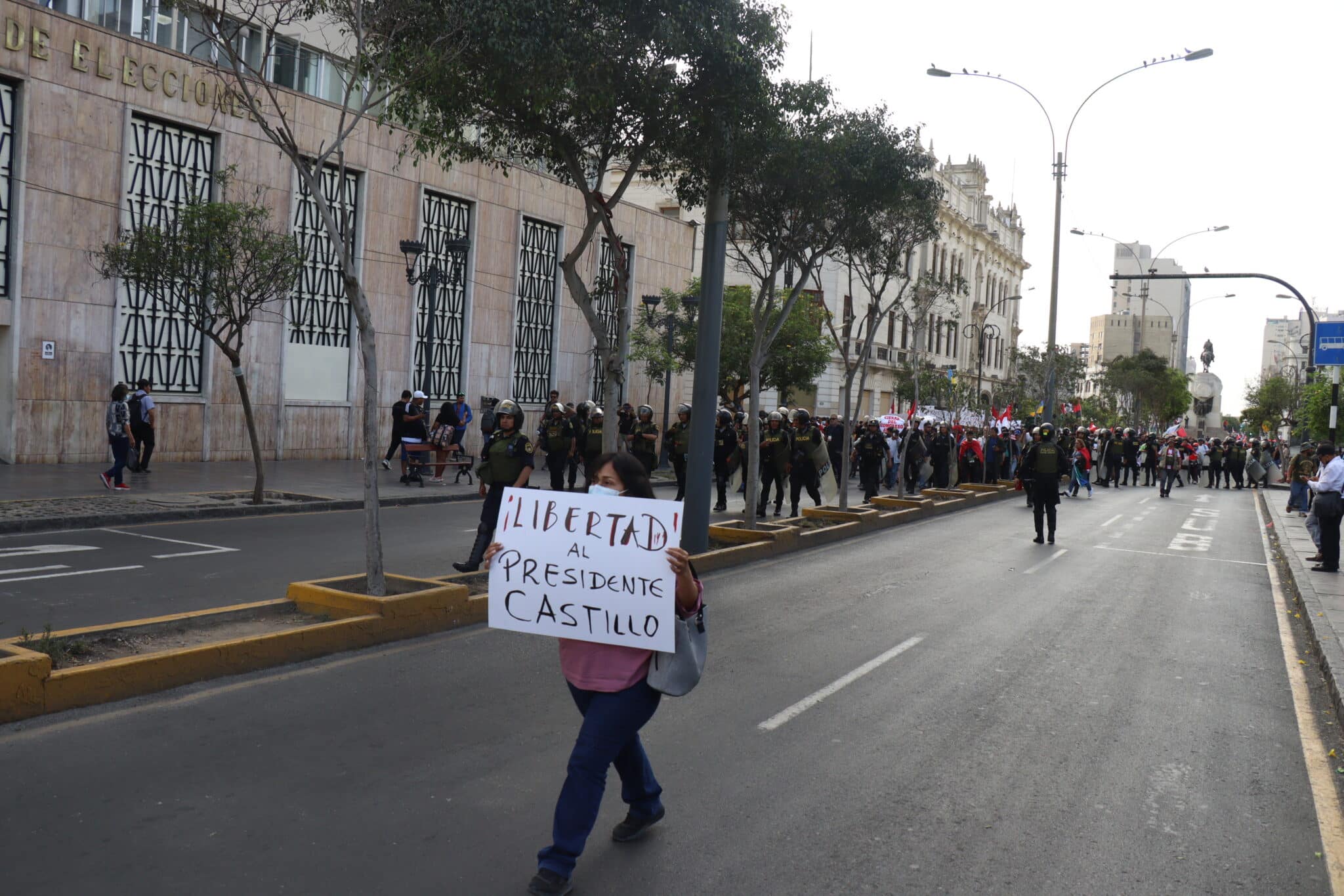 Manifestanti protestano nel centro di Lima, 12 dicembre 2022, autore Mayimbù, da Wikimedia Commons con licenza CC