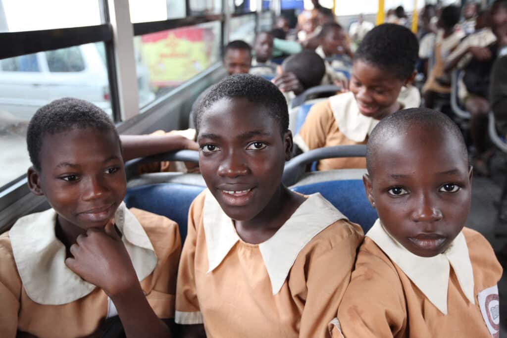 Gli alunni di una scuola viaggiano su uno scuolabus a Ilupeju, a Lagos, la più grande città della Nigeria, martedì 25 giugno 2013. Immagine di Sunday Alamba, ripresa da Flickr/Commonwealth Secretariat in licenza CC