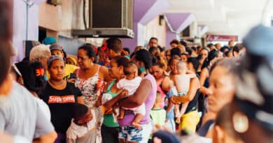 Folla in fila per il cibo a La Havana, Cuba, nel 2019. Foto di Adam Cohn da Flickr in licenza CC