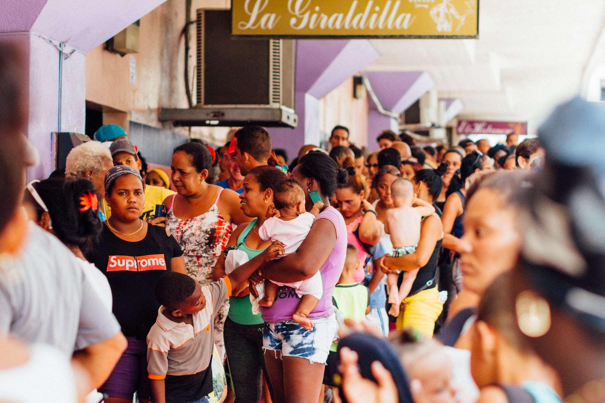 Folla in fila per il cibo a La Havana, Cuba, nel 2019. Foto di Adam Cohn da Flickr in licenza CC