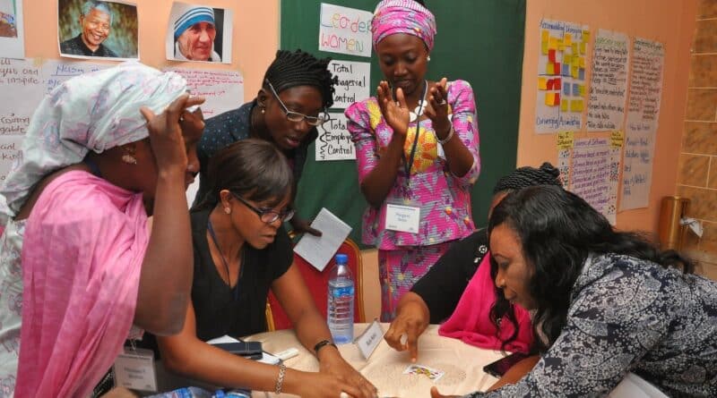 Lavoro di gruppo durante il workshop Women's Leadership in Nigeria. Immagine ripresa da Flickr/Health Policy Plus Project in licenza CC